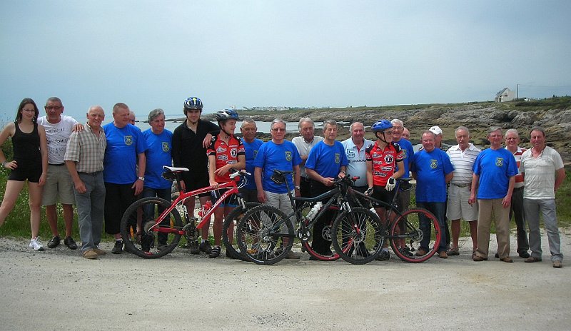 2012-06-27 76 Photo de groupe avec la jeunesse de passage.JPG